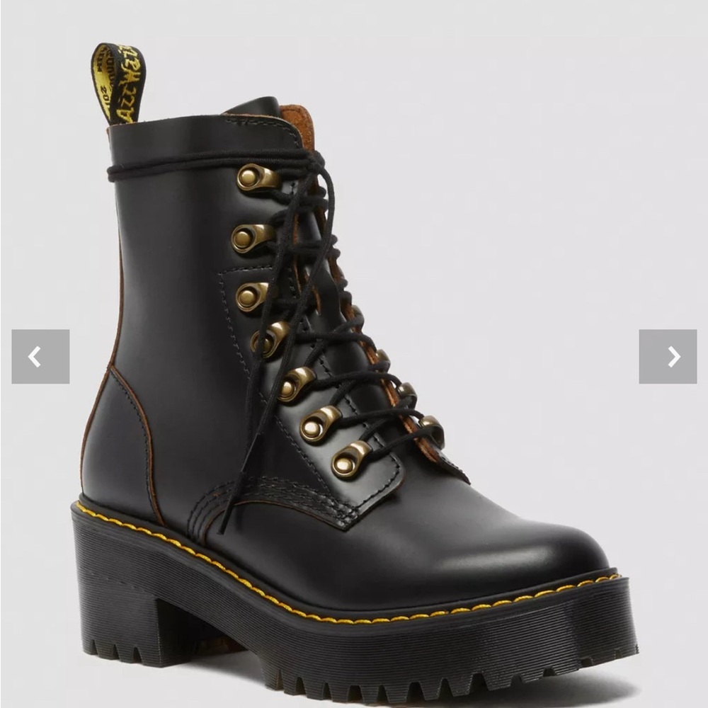 Dr. Martens Leona Boot